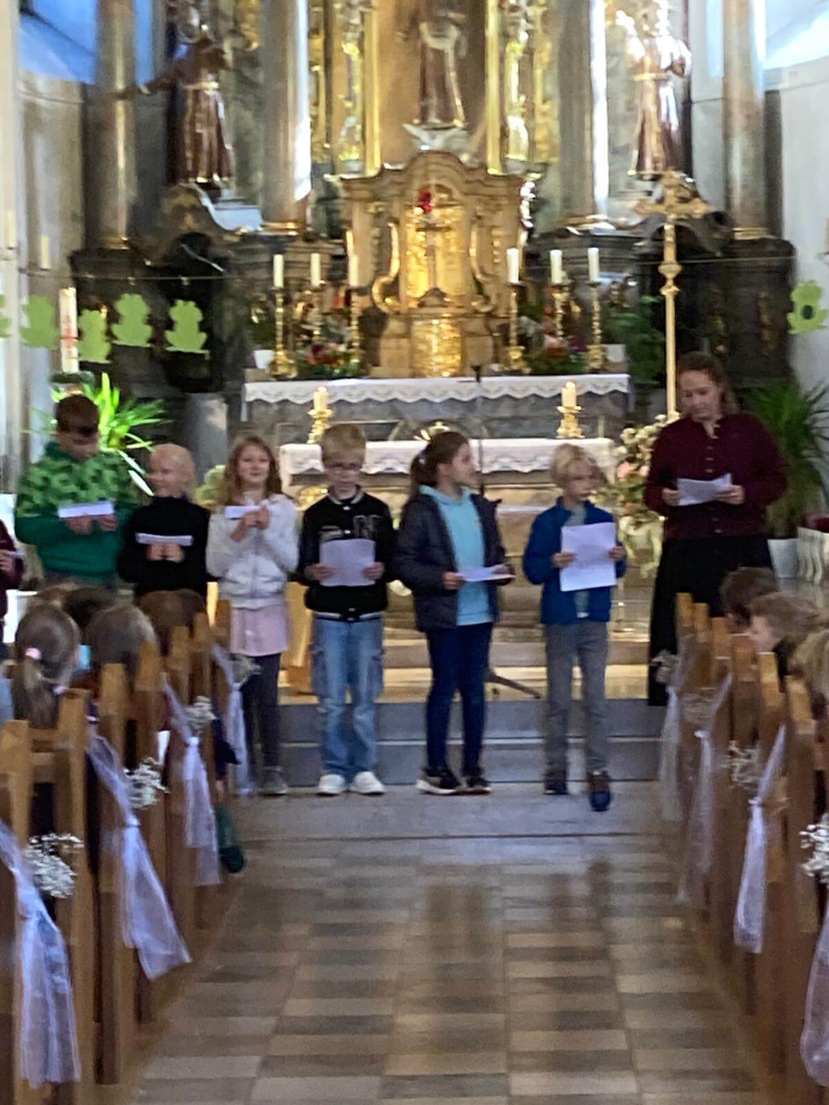 Schüler lesen Fürbitten vor