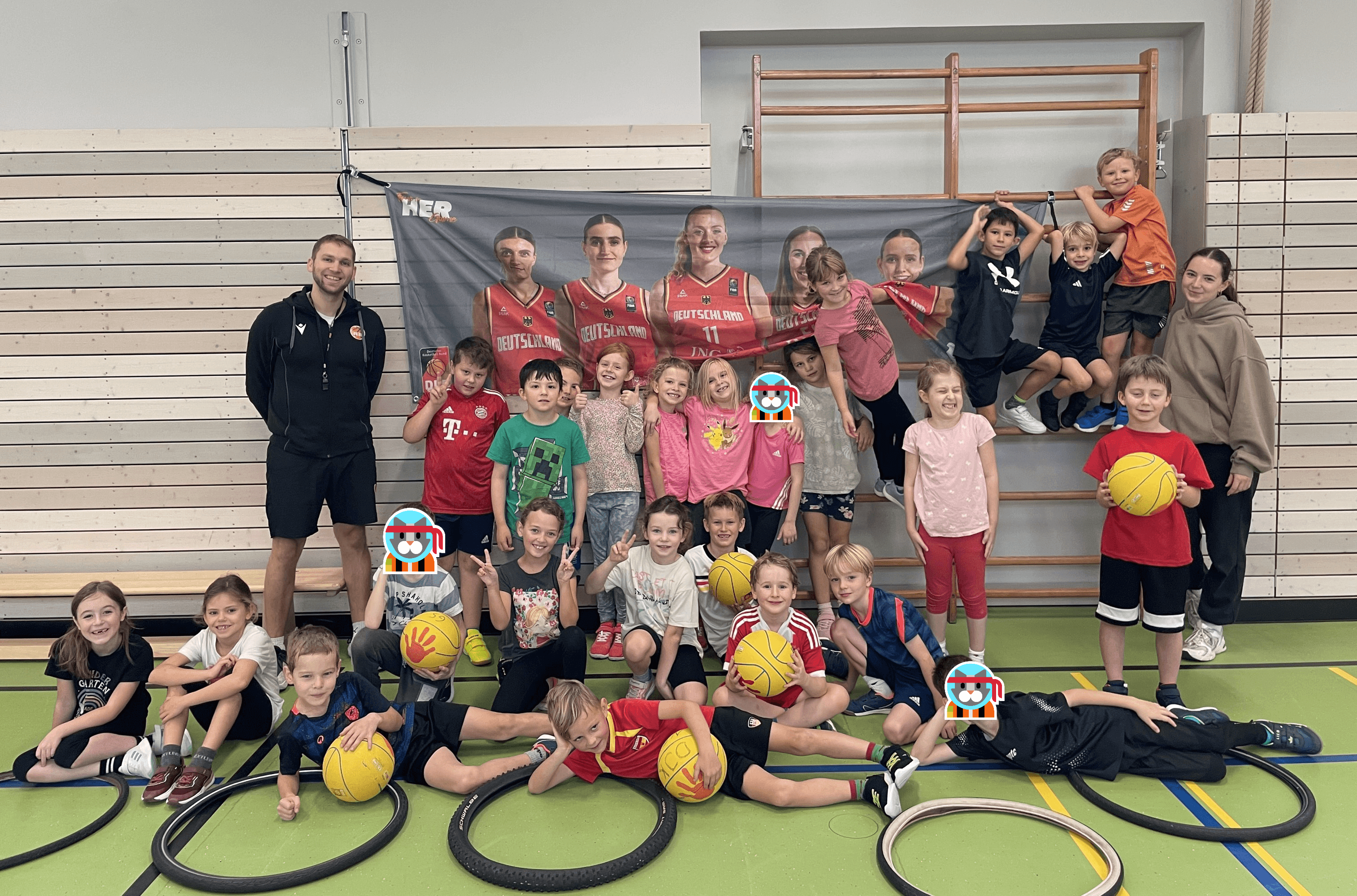 Gruppenbild in Turnhalle mit Basketball