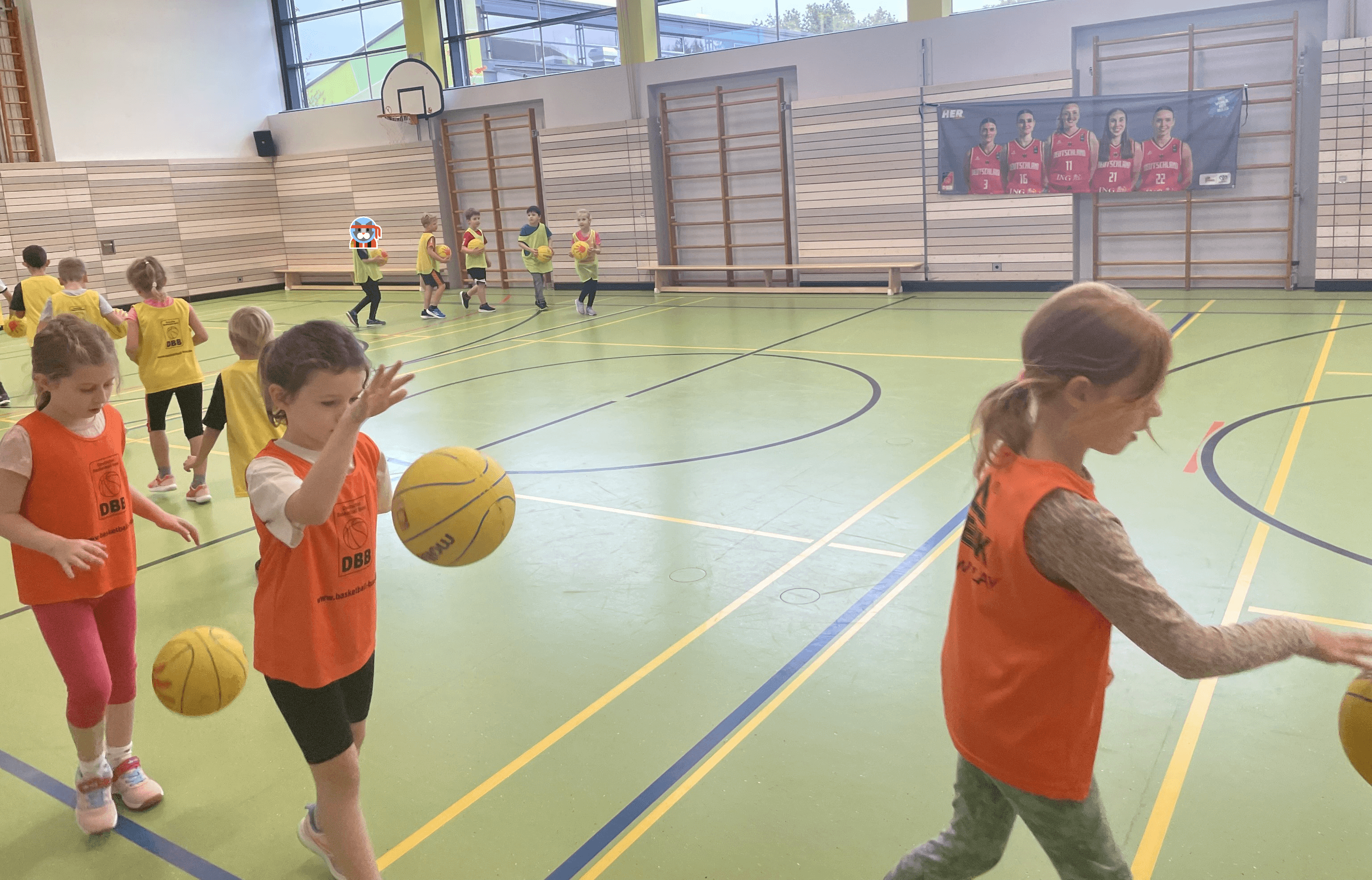 Kinder dribbeln mit Ball