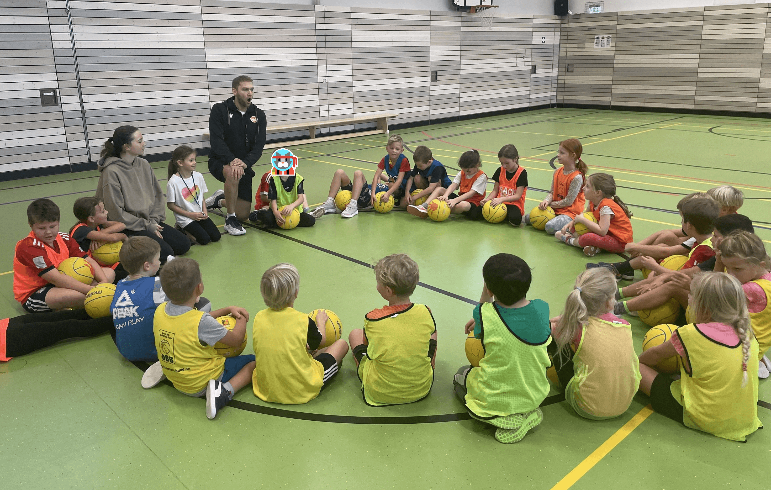 Kinder sitzen im Kreis, Trainer erklärt
