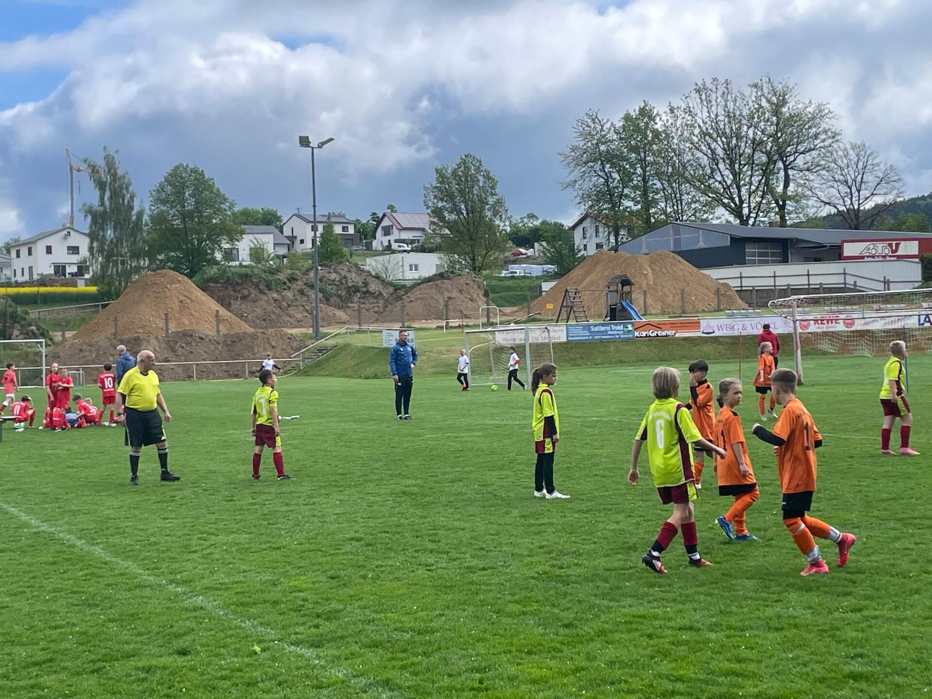 Kinder auf Fußballfeld spielen Fußball